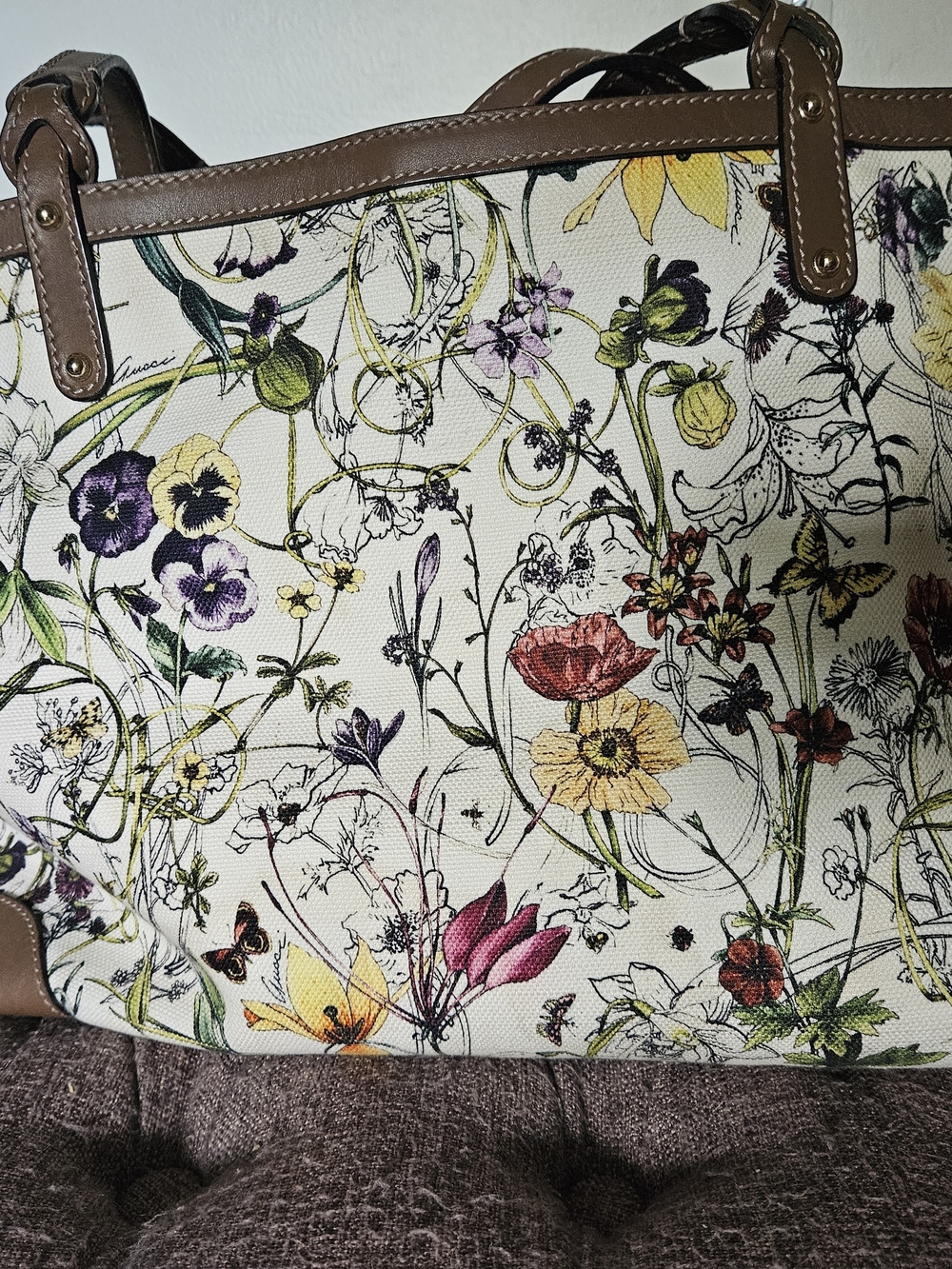 GUCCI!! Rare, Gorgeous, Gucci Floral Canvas Tote Bag with Brown Trim - Picture 7 of 16
